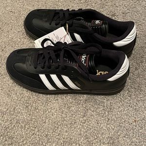 Adidas Samba Classics- black and white Men/Kids 5 women’s 6.5